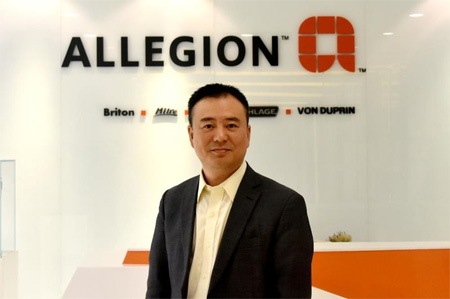 新加坡击剑选手领奖登顶，逐梦前行